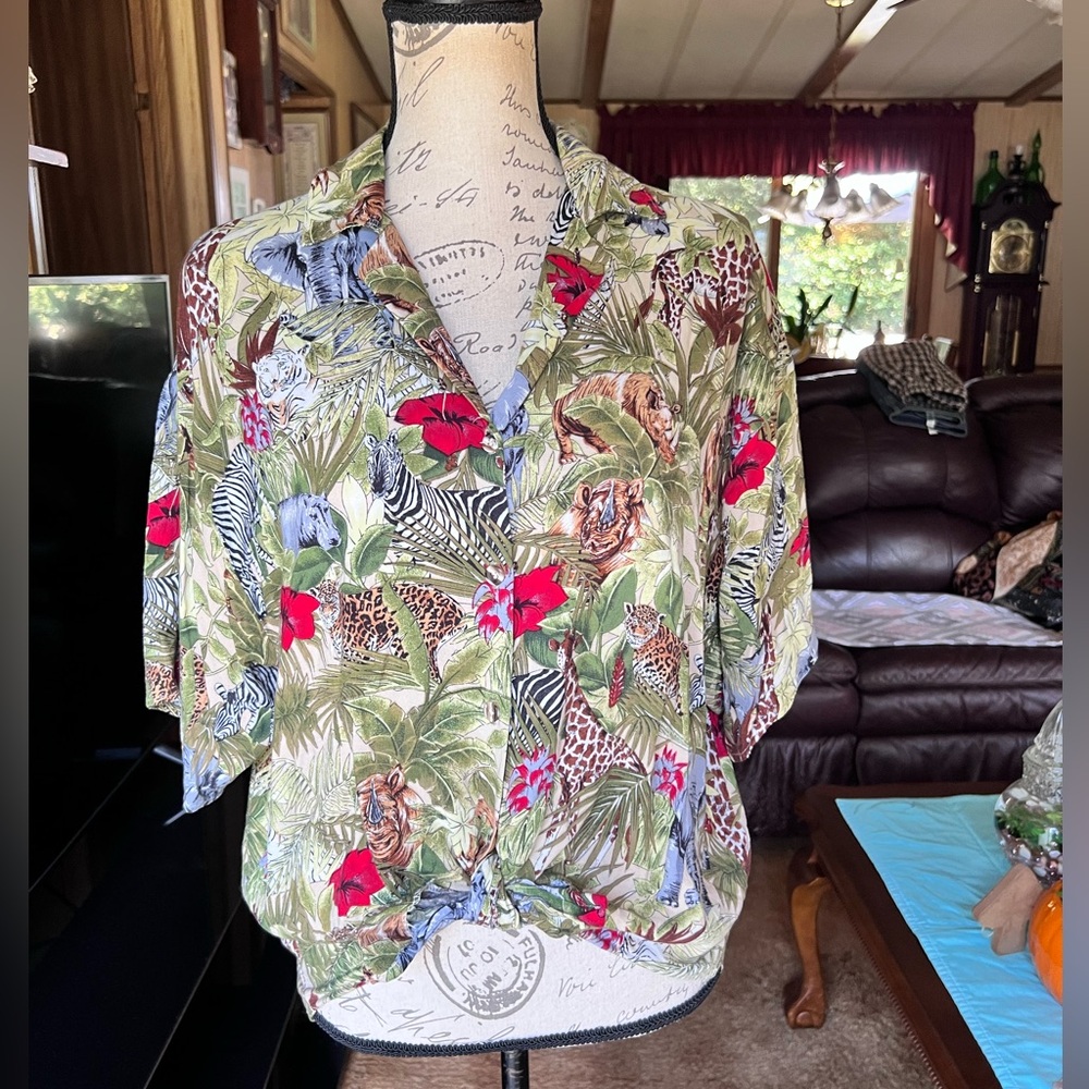 🌺Woman’s Vintage Caribou Safari Animals Print Button Down Blouse.🌺